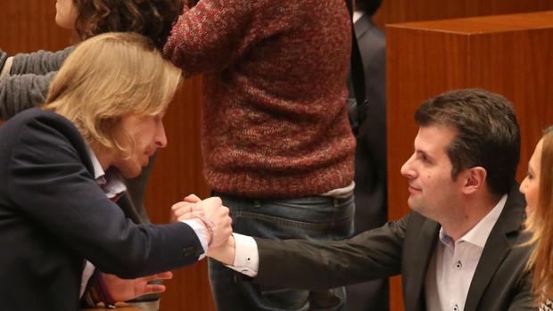 El «podemita» Pablo Fernández y el socialista Luis Tudanca se saludan en un pleno en las Cortes