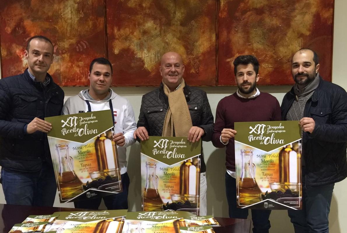 El alcalde Emilio Bravo junto a algunos hosteleros durante la presentación