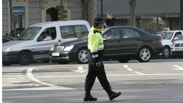 Un agente de Movilidad dirige el tráfico en Madrid