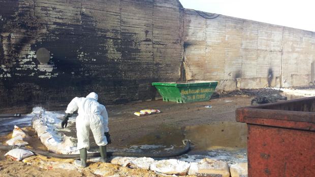 Los bomberos trabajan en contener la contaminación por ácidos tras el incendio de Paterna