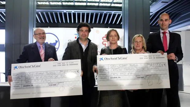 Entrega simbólica de dos cheques de 3.000 euros al Banco de Alimentos y Cáritas de Illescas