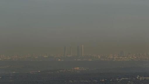 Un aspecto del cielo de Madrid cubierto de contaminación