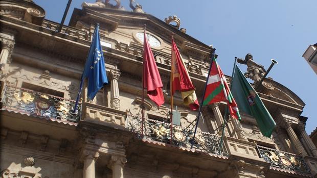 La bandera vasca, en el Ayuntamiento de Pamplona en 2015