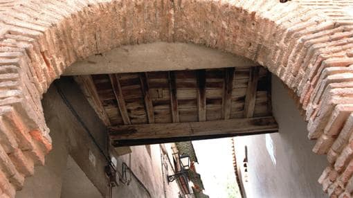 Uno de los arcos de acceso al barrio de la Judería de Toledo