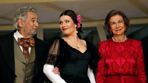 La soprano letona Marina Rebeka, entre Plácido Domingo y la Reina Sofía