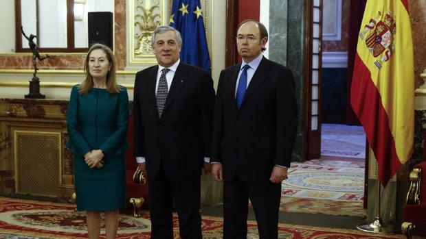 Antonio Tajani (c), junto a Ana Pastor (i), y el presidente del Senado, Pío García Escudero, en el Congreso