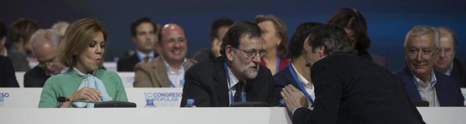 Dolores de Cospedal, Rajoy y Antonio Hernando durante el Congreso del PP este viernes