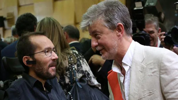 Pedro Santisteve, alcalde de Zaragoza por la coalición ZEC (Podemos-IU), junto al dirigente de Podemos Pablo Echenique