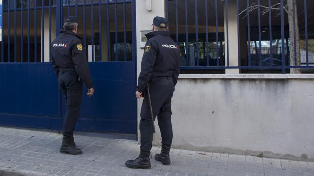 Fotografía de archivo de dos agentes de la Policía Nacional