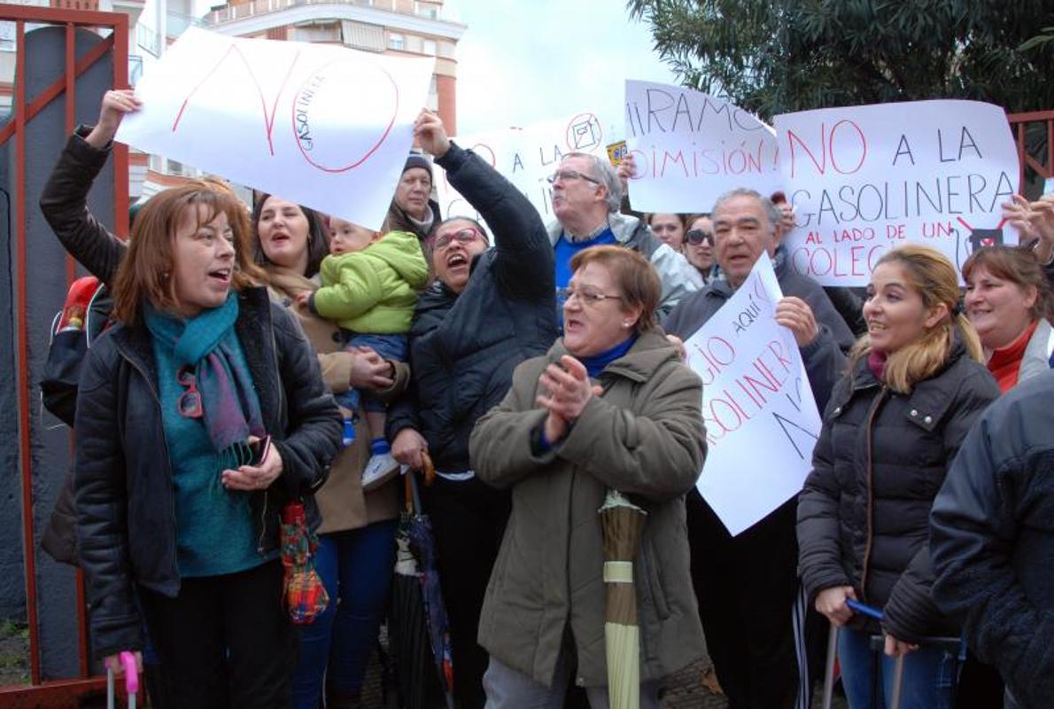 Primera concentración a las puertas del colegio, el 28 de enero