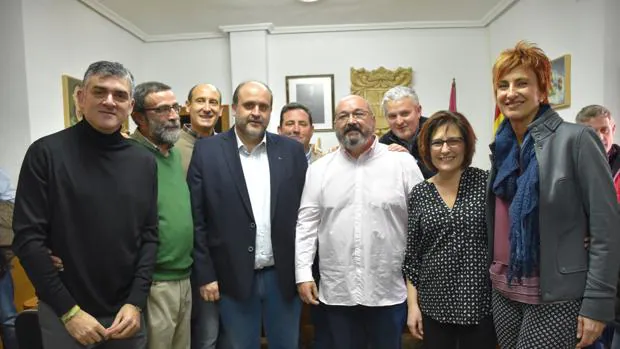 Martínez Guijarro y otros miembros del PSOE han estado en Sisante para arropar al nuevo alcalde