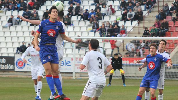 Una de las disputas de balón en el partido entre el Albacete y el Amorebieta