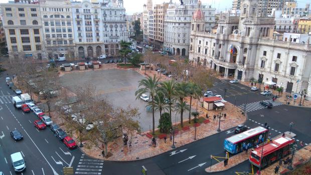 Imagen de la plaza del Ayuntamiento de Valencia tomada este lunes