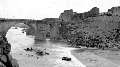 Las labores de rescate congregaron a numerosos curiosos en las inmediaciones del Puente de San Martín (Fotografías, Pedro Román. Colección Antonio Pareja)