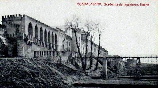 Postal de la época mostrando una imagen de la Academia de Ingenieros de Guadalajara