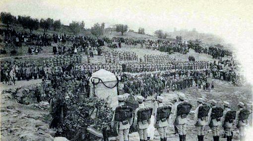 Acto castrense celebrado en la Fuente de Caravantes el 9 de abril de 1911 con motivo de la inauguración del monumento en memoria del cadete Luis Almansa (Fotografía, Archivo Municipal de Toledo. Colección Luis Alba).