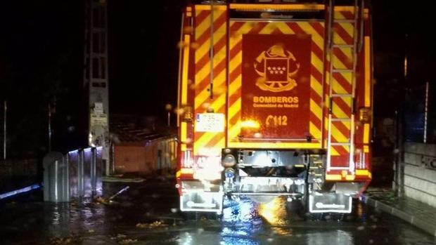 Los bomberos desaguan el embalse de la Jarosa