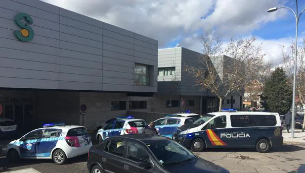 Los vehículos policiales a las puertas del centro de salud Benquerencia