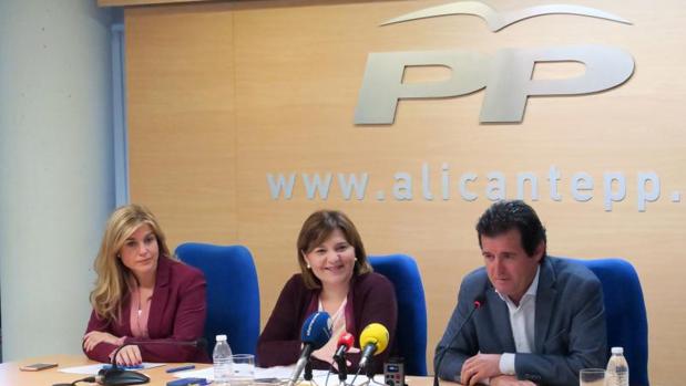 Ortiz, con la actual presidenta regional del PP, Isabel Bonig, y el presidente provincial alicantino, José Císcar