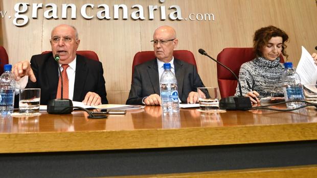 Francisco Trujillo, consejero socialista de Transportes en Gran Canaria, y técnicos de sudepartamento