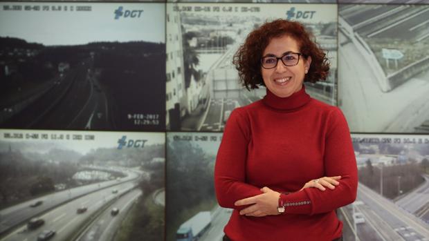 La coordinadora de la DGT en Galicia, Victoria Gómez Dobarro, en el centro de pantallas de La Coruña