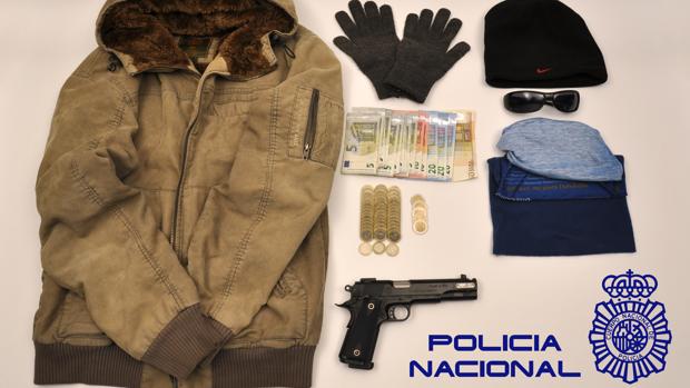 El atuendo y las armas del atracador requisadas por la Policía