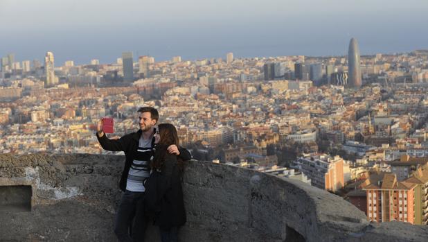 Una pareja se fotografía en el mirador del Turó de la Rovira