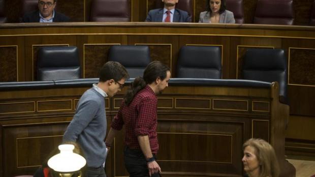 Íñigo Errejón, y Pablo Iglesias entran juntos al hemiciclo del Congreso de los Diputados este martes