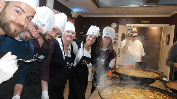 Imagen de los alumnos en una de las clases de la Escuela de Paella Valenciana