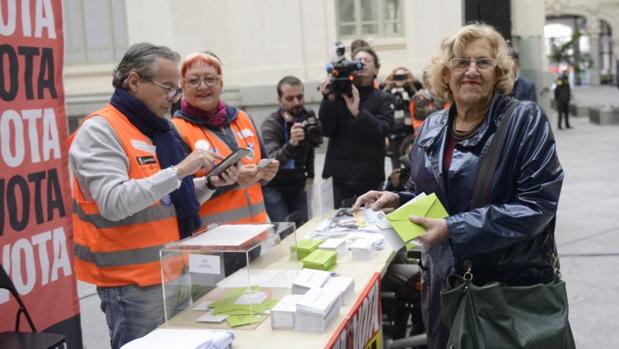 La alcaldesa Manuela Carmena este lunes durante la apertura de las mesas de votaciones ciudadanas