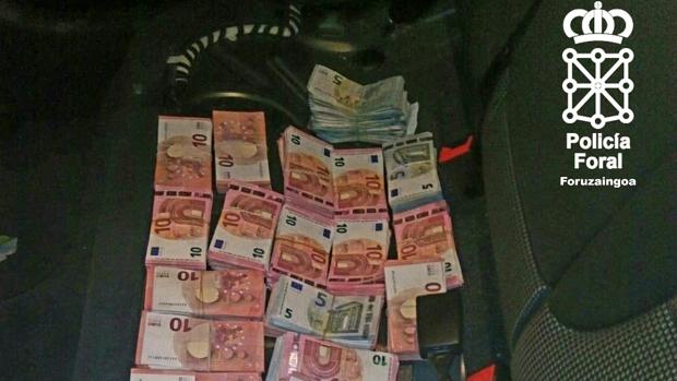 El dinero escondido en el asiento trasero del vehículo