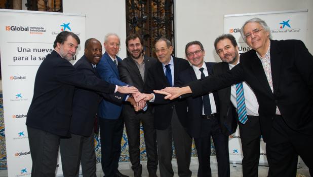 Las autoridades asistentes a la presentación del convenio, ayer en Barcelona