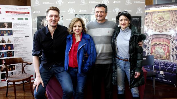 Carmen Machi, junto al director Ernesto Caballero y los demás protagonistas de la obra