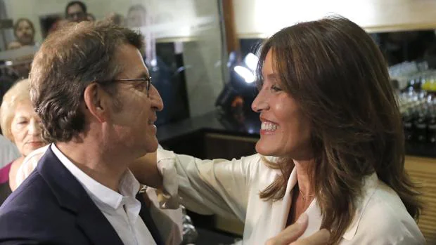 Feijóo y Eva Cárdenas se abrazan durante la celebración de la victoria del PP en las pasadas autonómicas