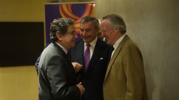 Josep Piqué charla con Enric MIllo antes de la conferencia