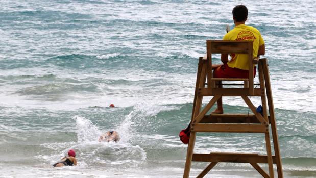 Un socorrista, desde su puesto de vigilancia en una playa