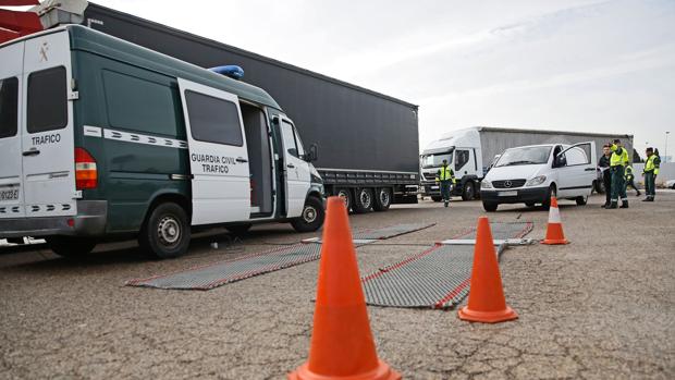 Imagen de archivo de un control de tráfico de la Guardia Civil