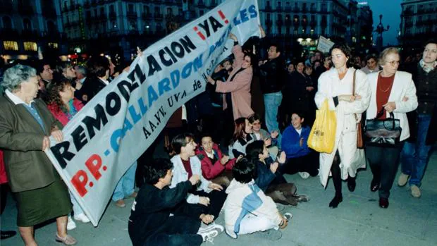 Protesta de vecinos de la UVA de Hortaleza, en 1998, por el retraso en la remodelación del barrio