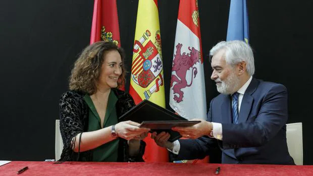 María Josefa García Cirac y Darío Villanueva, durante la firma del convenio que llevará a Burgos a las Asociaciones de Academias de la Lengua