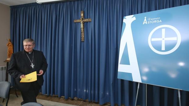 El obispo de Astorga, Juan Antonio Menéndez, comparece para hablar sobre las noticias de abusos a menores que afectan a un sacerdote de la Diócesis