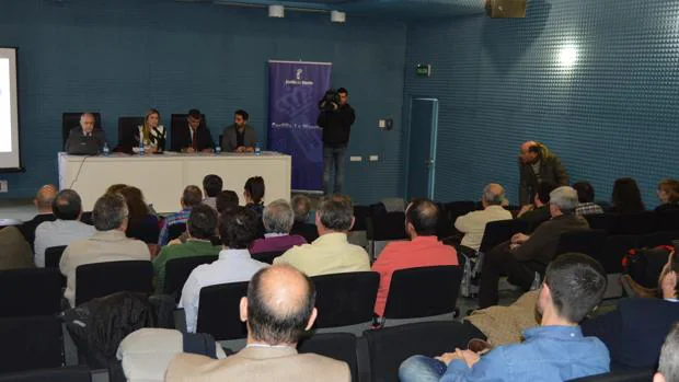 La consejera de Fomento se ha reunido con alcaldes de la provincia de Cuenca para explicar el nuevo sistema de transporte en autobús