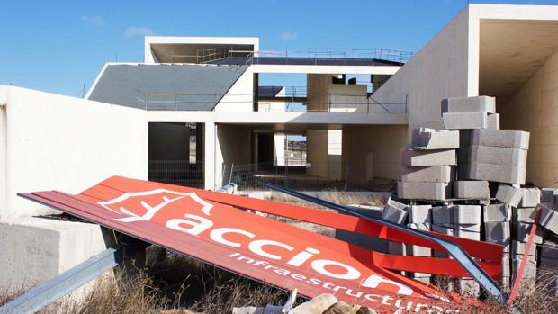 Aspecto que presenta el edificio, a medio construir y con las obras paralizadas desde hace tres años