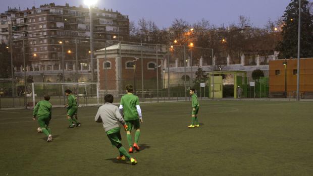 Un grupo de jóvenes entrena en las instalaciones del Canal