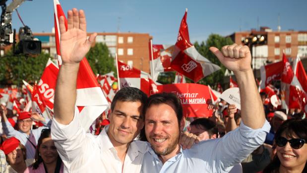 Óscar Puente y Pedro Sánchez, durante un mitin socialista en Valladolid, en una imagen de archivo