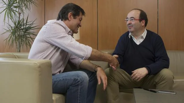 Javier Fernández, a la izquierda, da la mano a Iceta durante la reunión que mantuvieron en noviembre
