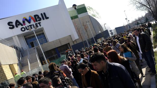 Una oferta de mil empleos en un «outlet» colapsa Leganés