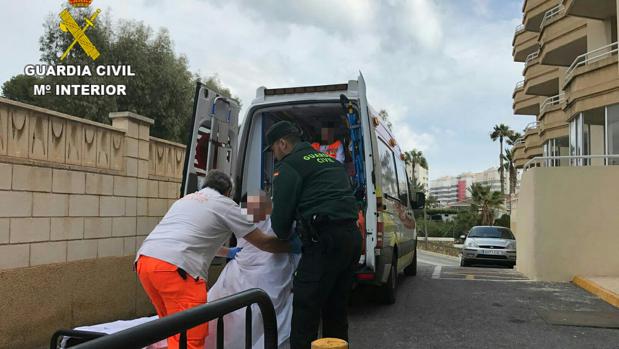 El hombre es trasladado a un centro sanitario tras autolesionarse