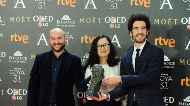 Premio para el audiovisual gallego: El equipo del corto de animación Decorado, Alberto Vázquez, Chelo Loureiro e Iván Miñambres, tras la entrega de los Goya de este año