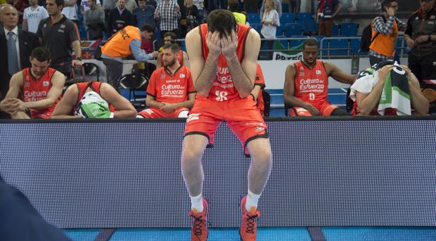 Imagen del banquillo del Valencia Basket tras la final de la Copa del Rey disputada este domingo