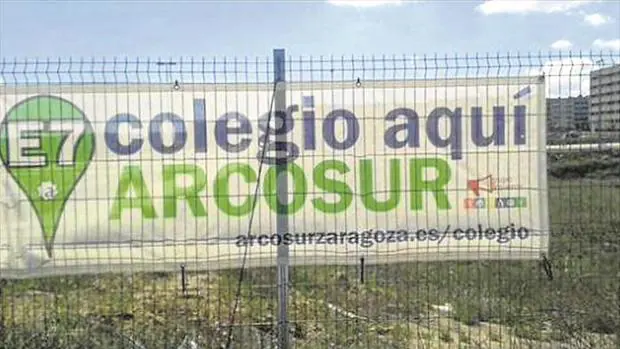 Cartel reivindicativo del anunciado colegio de Arcosur, en Zaragoza capital